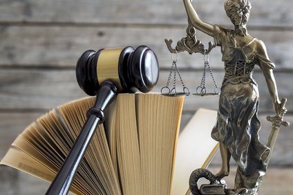 Gerichtssaal, Law concept. Gavel, statue and book