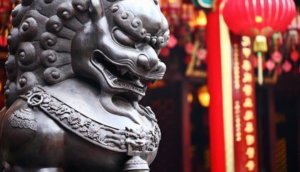 Huawai, Lion statue in front of chinese temple