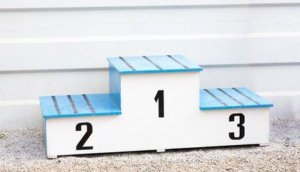 Podio vuoto bianco e azzurro con numeri di colore nero