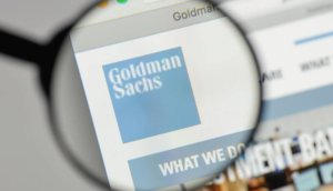 Goldman Sachs Logo auf einer Webseite wird mit Lupe vergrößert.