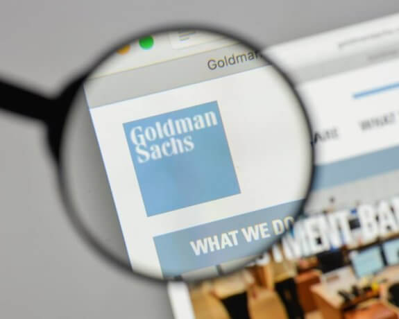 Goldman Sachs Logo auf einer Webseite wird mit Lupe vergrößert.