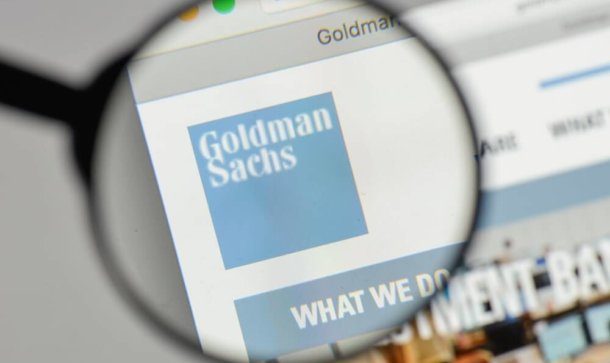 „Keine Anlageklasse“: Goldman Sachs verleugnet Bitcoin Goldman Sachs Logo auf einer Webseite wird mit Lupe vergrößert.