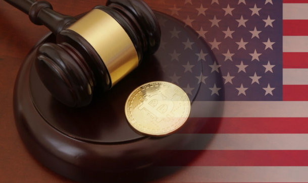 BitMEX mit Vorwürfen der Geldwäsche und Manipulation konfrontiert Amerikanische Flagge im Hintergrund und Hammer des Richters