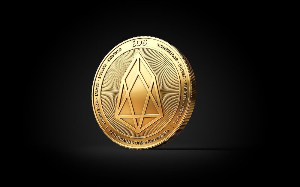 Eine glänzende Goldmünze, verziert mit dem EOS-Logo, hebt sich von einem schwarzen Hintergrund ab.
