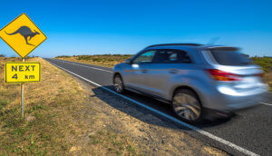 Auto fährt auf einer Straße in Australien