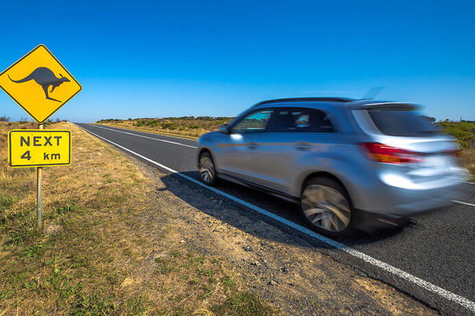 Auto fährt auf einer Straße in Australien