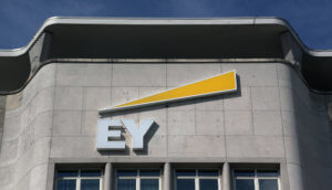 Ernst and Young (EY) Schiftzug steht am Gebäude