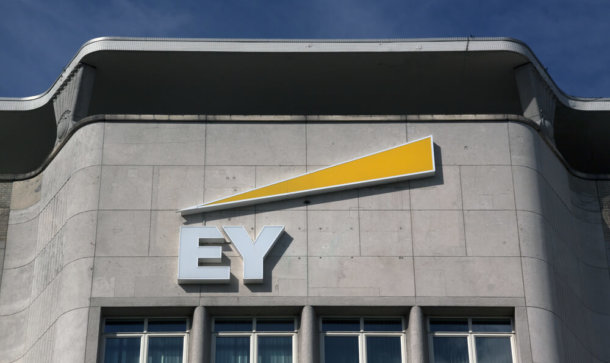 EY CryptoPrep soll für Klarheit bei der Steuererklärung sorgen Ernst and Young (EY) Schiftzug steht am Gebäude