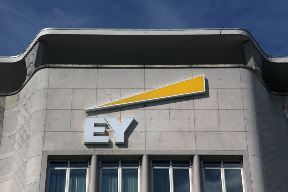 Ernst and Young (EY) Schiftzug steht am Gebäude