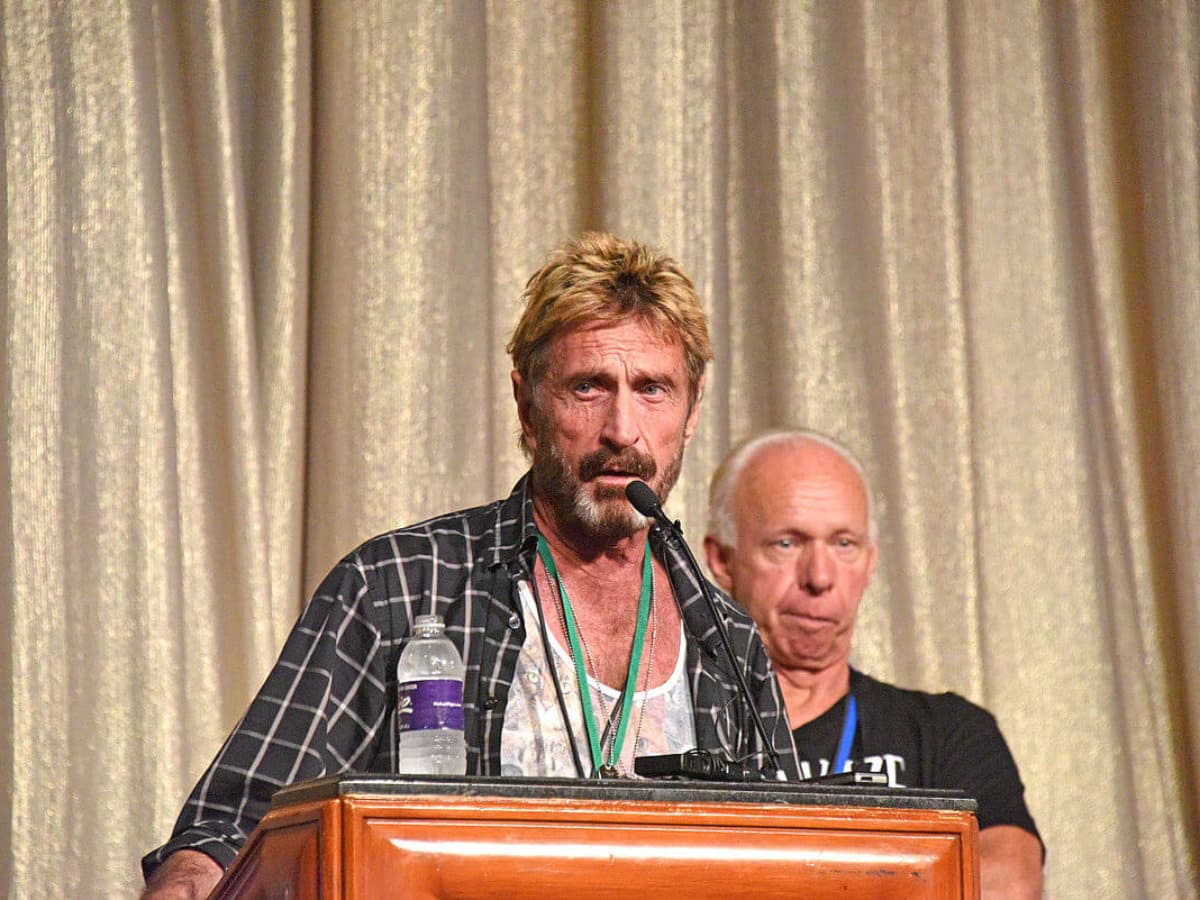 Wer ist Satoshi Nakamoto? John McAfee will das Geheimnis des Bitcoin-Erfinders  lüften