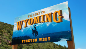 Plakatwand zeigt Bild von US-Bundesstaat Wyoming