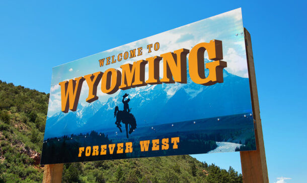 Wyoming erlaubt Bitcoin-Investments für Versicherungen Plakatwand zeigt Bild von US-Bundesstaat Wyoming