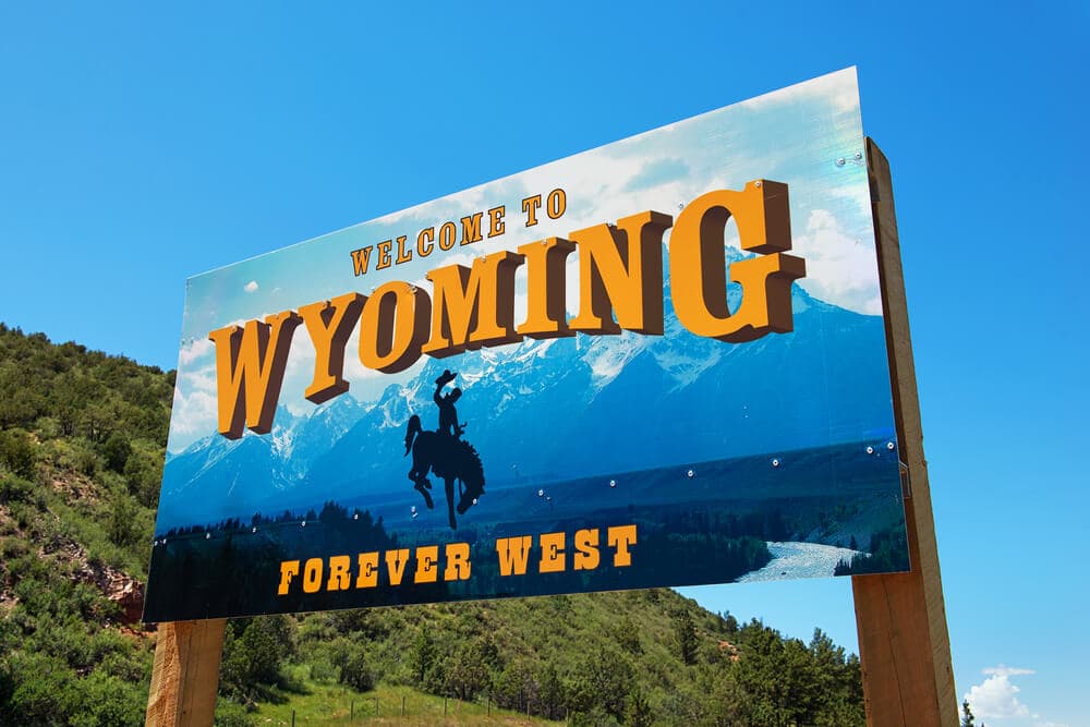 Plakatwand zeigt Bild von US-Bundesstaat Wyoming