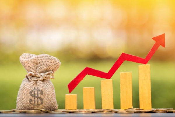 Krypto-Kredite im Trend: BlockFi sammelt 50 Millionen US-Dollar ein Geldsack mit US-Dollarzeichen sowie Balkendiagramm verdeutlichen einen Wachstumstrend.