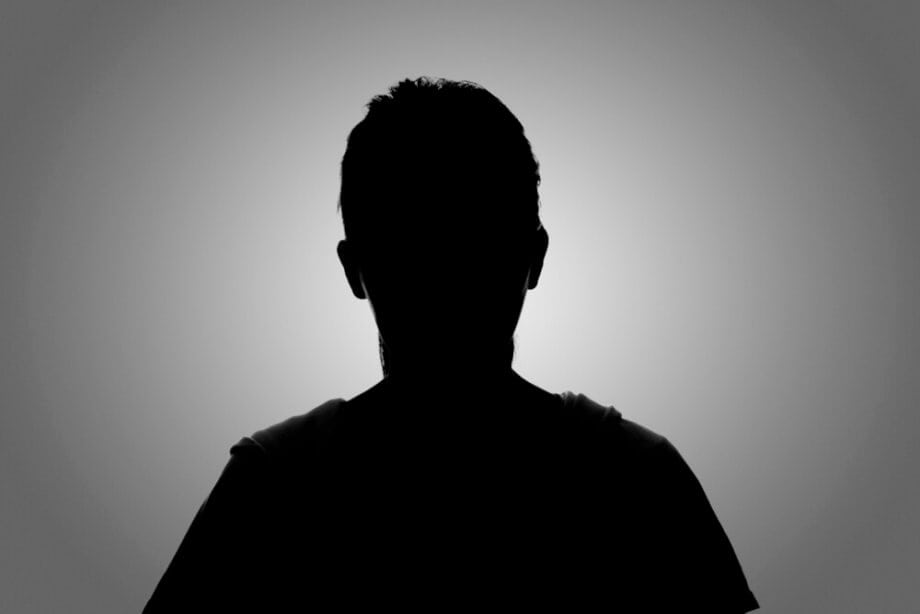 Ein kurzer Guide zu mehr Anonymität im Bitcoin-Netzwerk eine silouhette von einem menschen auf grauem hintergrund