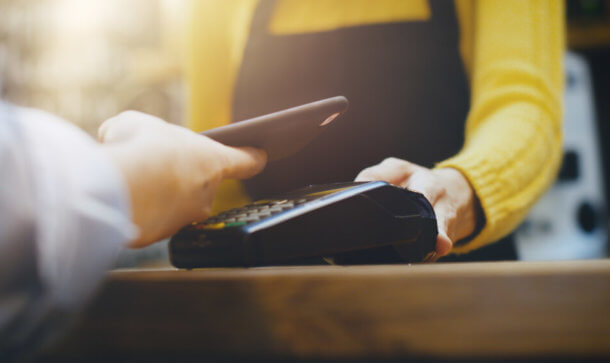 USA prescht vor: Bitcoin-Zahlungen nun auch in vielen Supermärkten Im Geschäft wird mit einem Smartphone an der Ladenkasse bezahlt.