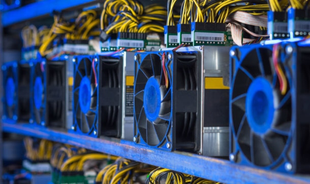 HIVE baut Investitionen in Mining-Kapazitäten weiter aus Bitcoin Mining Endgeräte sind nebeneinander aufgestellt