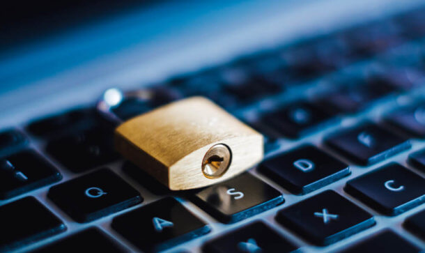 Steuerbehörde will Kryptowährungen genauer unter die Lupe nehmen Schloss liegt auf Laptop-Tastatur.