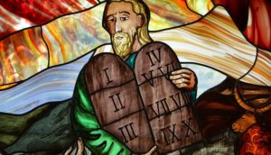 moses, der die gebotstafeln vom berg runterholt, abgebildet auf einem kirchenfenster