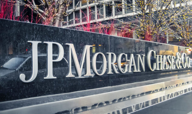 JPMorgan-Strategie sieht Bitcoin als aktuell fair bewertet an Schriftzug von JPMorgan auf Steintafel