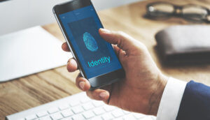 Symbolbild-NEO-Seraph-ID-Smartphone-mit-Fingerabdruck-auf-Display