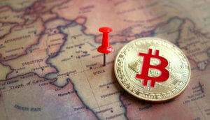eine bitcoin münze auf der landkarte von indien
