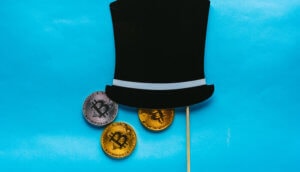 Symbolbild Operation Cryptosweep: Zylinder, aus dem Bitcoin-Münzen herausfallen