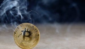 Bitcoin-Münze mit Rauch