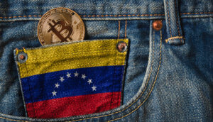 Bitcoin-Münze in Hosentasche inden Farben Venezuelas