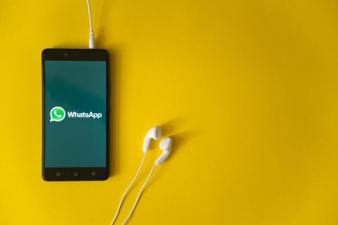 WhatsApp-Logo auf Smartphone Display