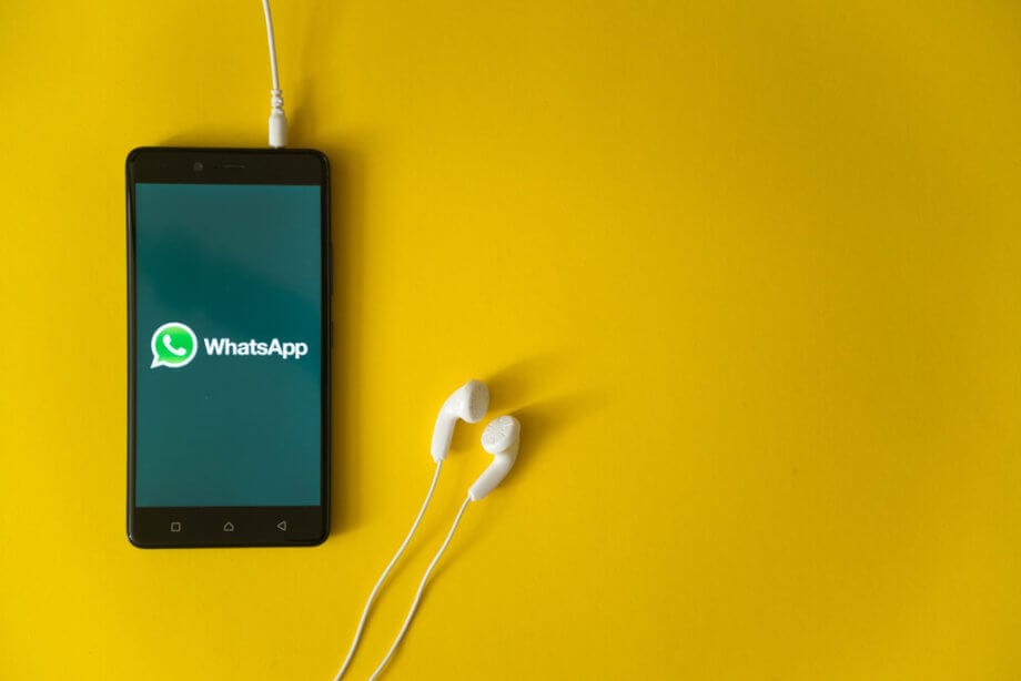 WhatsApp plant Einführung von Digitalzahlungen in Indonesien WhatsApp-Logo auf Smartphone Display