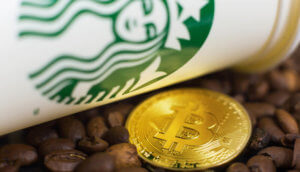 Becher des Bakkt-Investors Starbucks, Kaffeebohnen und Bitcoin-Münze