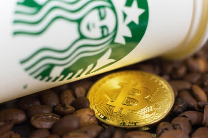 Becher des Bakkt-Investors Starbucks, Kaffeebohnen und Bitcoin-Münze