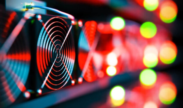 Bitmain-Konkurrent MicroBT verkauft neue WhatsMiner-Serie Man sieht mehrere Mining-Geräte und helles rotes Licht
