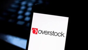 Overstock-Logo auf Smartphone. Display