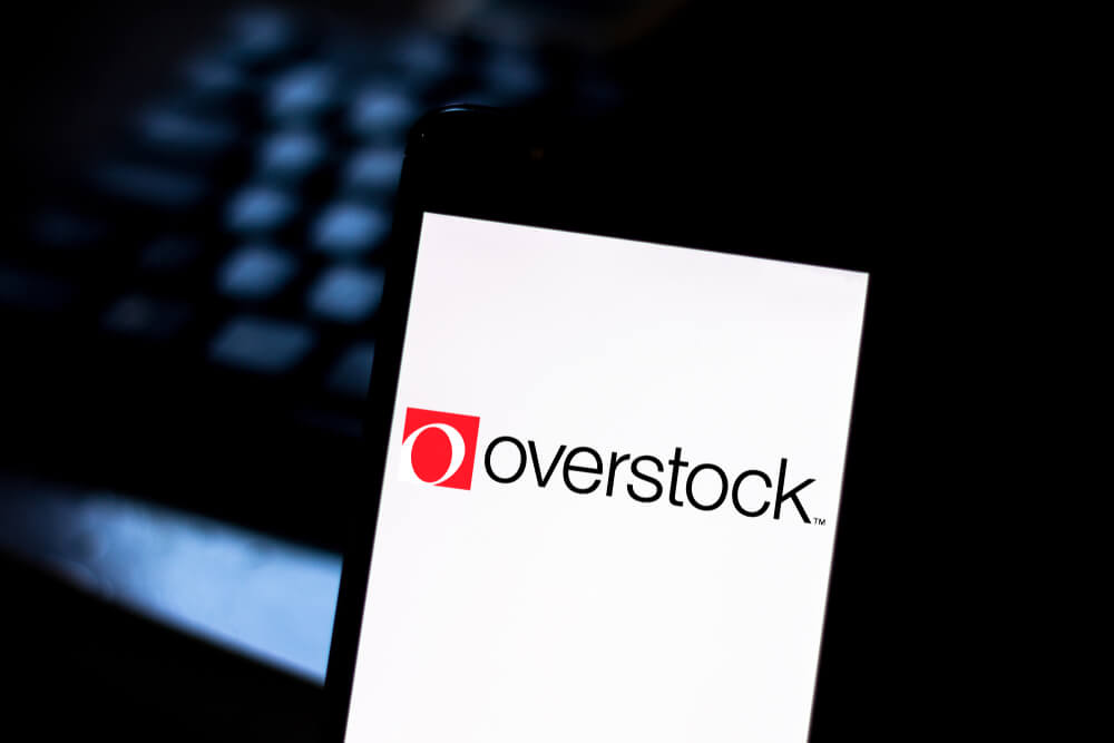 Overstock-Logo auf Smartphone. Display