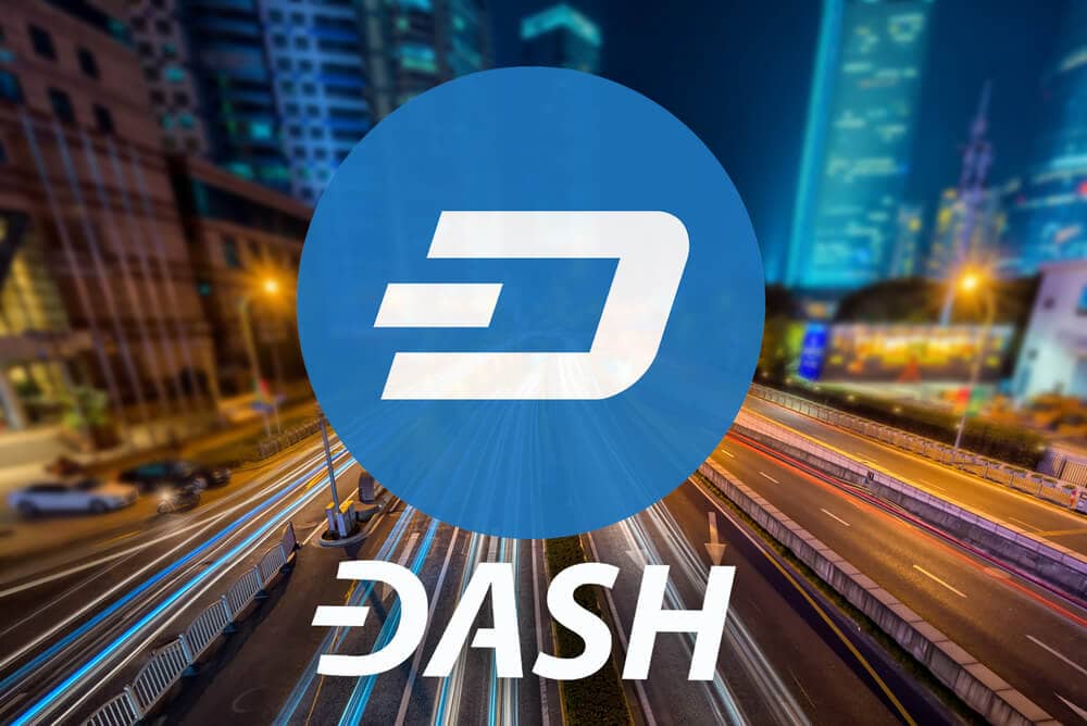 Logo der Kryptowährung Dash und eine Schnellstraße in einer Großstadt