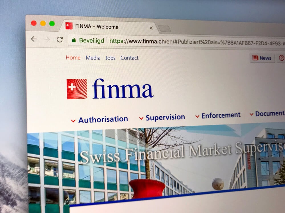 Ein Browser zeigt die Homepage der FINMA, der Website der Eidgenössischen Finanzmarktaufsicht, mit Abschnitten wie „Zulassung“ und „Aufsicht“ sowie Ressourcen zu BX Digital für umfassende Finanzeinblicke.