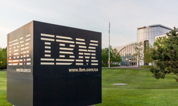 IBM steigt bei der Blockchain-Plattform we.trade ein Das Firmenlogo IBM ist auf einem großen grauen Stein geschrieben.