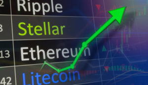 Ein grüner nach oben gerichteter Pfeil zeigt nach oben und symbolisiert steigende Kurse. Im Hintergrund sieht man die Namen verschiedener Kryptowährungen, wobei Stellar grün hervorgehoben ist.