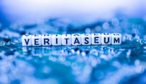 Veritaseum-Schriftzug aus Buchstabenwürfeln auf blauem Untergrund