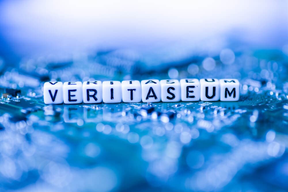 Veritaseum-Schriftzug aus Buchstabenwürfeln auf blauem Untergrund