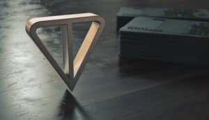 Telegram-Logo auf Holzboden mit Geldbündeln