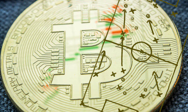 tBTC: Der Bitcoin auf der Ethereum Blockchain ist da Bitcoin-Münze auf der ein Fußballspielfeld abgebildet ist