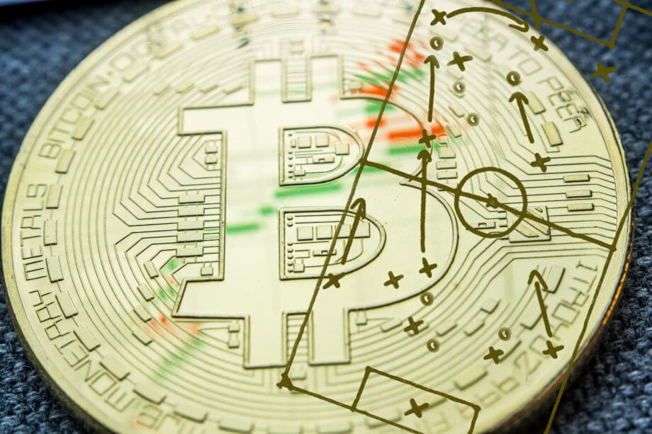 Bullishes Signal: Bitcoin-Kurs im Golden Cross: So stehen die Chancen für eine neue Rallye Bitcoin-Münze auf der ein Fußballspielfeld abgebildet ist