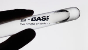 Reagenzglas mit transparenter Flüssigkeit und dem Aufdruck „BASF“