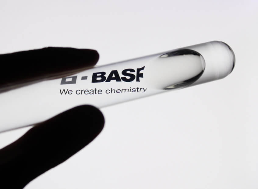 BASF Kanada startet reciChain: %%title%% Reagenzglas mit transparenter Flüssigkeit und dem Aufdruck „BASF“
