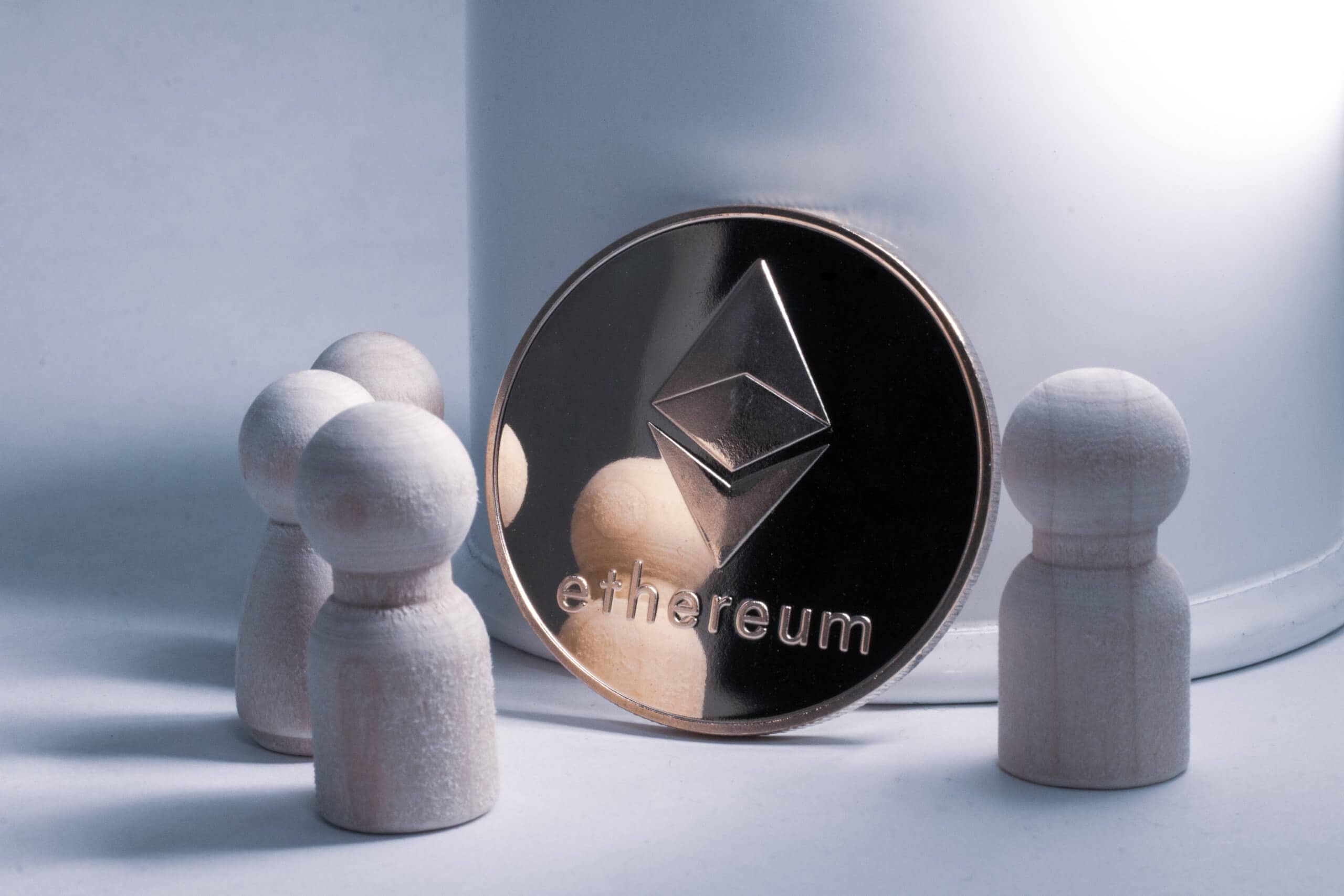 Ethereum-Münze mit Spielfiguren