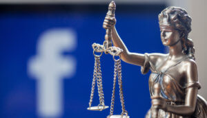 Libra-Logo, verschwommen hinter Justitia-Figur