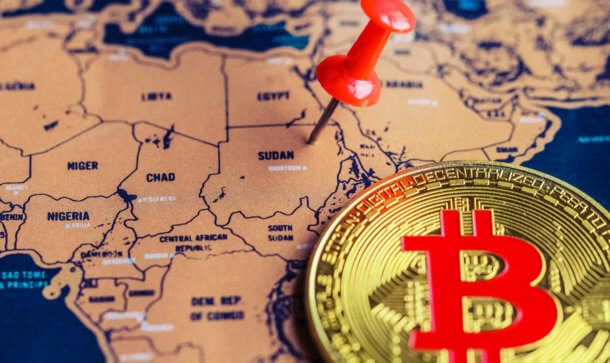 Banking the unbanked: Afrika - Binance startet Bundle App Bitcoin-Münze liegt auf einer afrikanischen Landkarte